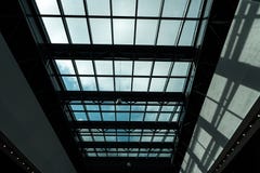 Стеклянный потолок в торговом центре с ярким солнцем снаружи стоковая фотография Стеклянный потолок в торговом центре с ярким солнцем снаружи стоковая фотография