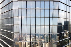 Стеклянный фасад и отражение горизонта современного города стоковое фото rf Стеклянный фасад и отражение горизонта современного города стоковое фото rf