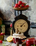 2 стеклянных опарника с домодельным законсервированным вареньем клубники, мармеладом, студнем на деревенской деревянной серой таб стоковая фотография 2 стеклянных опарника с домодельным законсервированным вареньем клубники, мармеладом, студнем на деревенской деревянной серой таб стоковая фотография