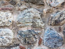 Стена башни Galata в Стамбуле с надписями людей стоковое изображение Стена башни Galata в Стамбуле с надписями людей стоковое изображение