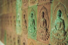 Стена в виске заполнена с buddhas Концепция буддизма вероисповедания Текстура, буддизм предпосылки стоковые изображения rf Стена в виске заполнена с buddhas Концепция буддизма вероисповедания Текстура, буддизм предпосылки стоковые изображения rf