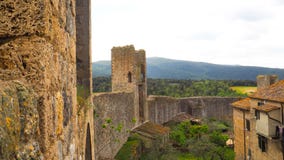 Стена городка Monteriggioni с предпосылкой голубого неба стоковые фото Стена городка Monteriggioni с предпосылкой голубого неба стоковые фото