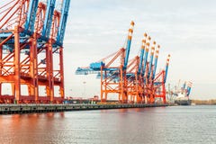 Стержень порта для нагружая и offloading кораблей Стоковое Изображение Стержень порта для нагружая и offloading кораблей Стоковое Изображение