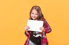 Стильный милый ребенок с планшетом стоковое изображение Стильный милый ребенок с планшетом стоковое изображение