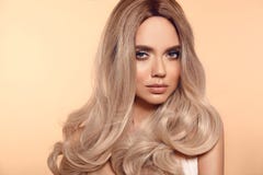 Стиль причесок Ombre белокурый волнистый Портрет женщины моды красоты белокурый Красивая модель девушки с макияжем, длинный здоро стоковое фото Стиль причесок Ombre белокурый волнистый Портрет женщины моды красоты белокурый Красивая модель девушки с макияжем, длинный здоро стоковое фото