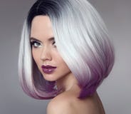 Стиль причёсок краткости bob Ombre Красивая женщина расцветки волос ультрамодно стоковые фото Стиль причёсок краткости bob Ombre Красивая женщина расцветки волос ультрамодно стоковые фото