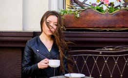 Стильная женщина в кофе напитка кожаной куртки E Ждать дата r E девушка ослабляет стоковое фото Стильная женщина в кофе напитка кожаной куртки E Ждать дата r E девушка ослабляет стоковое фото