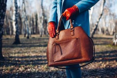 : Стильная модная женщина нося яркое платье держа коричневую сумку сумки стоковые фотографии rf : Стильная модная женщина нося яркое платье держа коричневую сумку сумки стоковые фотографии rf