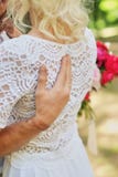 Стильный жених и невеста Как раз merried ювелирные изделия cravat пар кристаллические связывают венчание конец вверх Счастливый ж стоковая фотография Стильный жених и невеста Как раз merried ювелирные изделия cravat пар кристаллические связывают венчание конец вверх Счастливый ж стоковая фотография