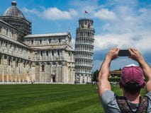 Стильный парень с телефоном фотографируя полагаясь башня стоковое изображение Стильный парень с телефоном фотографируя полагаясь башня стоковое изображение