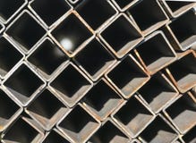 Стог квадратной трубки нержавеющей стали в складе стоковое изображение rf Стог квадратной трубки нержавеющей стали в складе стоковое изображение rf