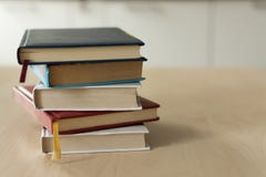 Стог книг на деревянном столе стоковые изображения rf Стог книг на деревянном столе стоковые изображения rf
