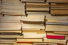 Стог книг различного размера на полке Взгляд от батта на старых книгах Взгляд конца-вверх стоковые изображения rf Стог книг различного размера на полке Взгляд от батта на старых книгах Взгляд конца-вверх стоковые изображения rf