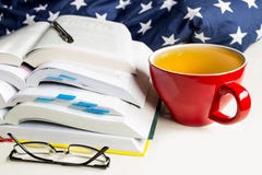 Стог книг с закладками, стеклами и ложью карандаша рядом с красной кружкой поддерживать напиток, чай стоковые изображения rf Стог книг с закладками, стеклами и ложью карандаша рядом с красной кружкой поддерживать напиток, чай стоковые изображения rf