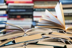 Стог книг с красочными крышками Библиотека или bookstore Книги или учебники Образование и чтение стоковые фотографии rf Стог книг с красочными крышками Библиотека или bookstore Книги или учебники Образование и чтение стоковые фотографии rf