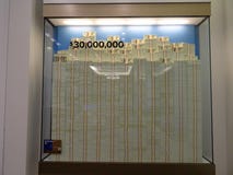 Стог 100 долларовых банкнот в стеклянном витринном шкафе поровну 30 m стоковые фотографии rf Стог 100 долларовых банкнот в стеклянном витринном шкафе поровну 30 m стоковые фотографии rf