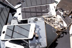 Стог поврежденного умного тела телефона и треснутого экрана LCD стоковое изображение rf Стог поврежденного умного тела телефона и треснутого экрана LCD стоковое изображение rf
