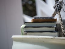 Стог различных частей средств массовой информации включая книги и DVDs стоковое изображение Стог различных частей средств массовой информации включая книги и DVDs стоковое изображение