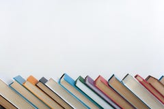 Стог цветастых книг Предпосылка образования задняя школа к Книга, книги hardback красочные на деревянном столе Образование Стог цветастых книг Предпосылка образования задняя школа к Книга, книги hardback красочные на деревянном столе Образование