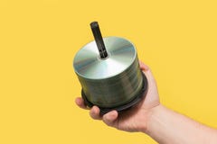 Стога DVD/КОМПАКТНОГО ДИСКА на желтой предпосылке Схваченная рука стоковое изображение rf Стога DVD/КОМПАКТНОГО ДИСКА на желтой предпосылке Схваченная рука стоковое изображение rf