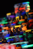 Стога красочных обломоков казино на черной предпосылке, выборочном фокусе стоковое изображение Стога красочных обломоков казино на черной предпосылке, выборочном фокусе стоковое изображение