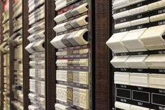 Стойки выставки с образцами декоративных элементов в офисе по сбыту демонстрируют карнизы и плинтусы прессформ стоковые изображения Стойки выставки с образцами декоративных элементов в офисе по сбыту демонстрируют карнизы и плинтусы прессформ стоковые изображения