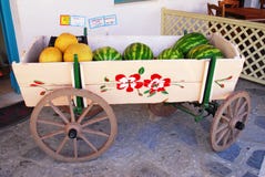 Стойл плодоовощ в острове Astypalaia, Греции стоковое изображение Стойл плодоовощ в острове Astypalaia, Греции стоковое изображение
