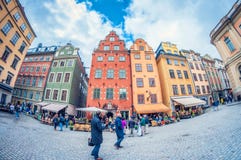 Стокгольм, Швеция - 16-ое мая 2016: Старый городок в Стокгольме gamla stan рыбий глаз перспективы искажения стоковое фото Стокгольм, Швеция - 16-ое мая 2016: Старый городок в Стокгольме gamla stan рыбий глаз перспективы искажения стоковое фото