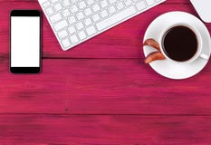 Стол офиса с космосом экземпляра Приборы беспроводная клавиатура цифров, smartphone мыши с пустым экраном на розовом деревянном с стоковое фото rf Стол офиса с космосом экземпляра Приборы беспроводная клавиатура цифров, smartphone мыши с пустым экраном на розовом деревянном с стоковое фото rf