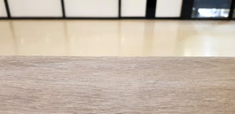 Столешница деревянной доски пустая дальше запачканной предпосылки Perspecti стоковые фото Столешница деревянной доски пустая дальше запачканной предпосылки Perspecti стоковые фото