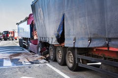Столкновение 2 тележек в Латвии, на дороге A8, произошло стоковая фотография Столкновение 2 тележек в Латвии, на дороге A8, произошло стоковая фотография