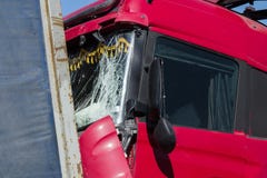 Столкновение 2 тележек в Латвии, на дороге A8, произошло стоковое изображение Столкновение 2 тележек в Латвии, на дороге A8, произошло стоковое изображение