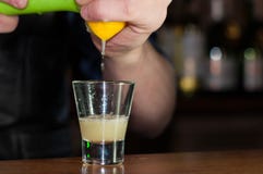 Стопка с голубым напитком алкоголя около стекла с кофейными зернами стоковые изображения Стопка с голубым напитком алкоголя около стекла с кофейными зернами стоковые изображения