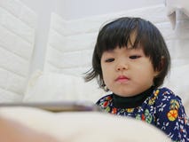 Сторона маленького ребенка, 2 лет старого, пока наблюдать/вытаращить на смартфоне стоковые фотографии rf Сторона маленького ребенка, 2 лет старого, пока наблюдать/вытаращить на смартфоне стоковые фотографии rf