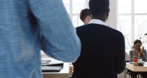 Сторона соперничает счастливый молодой успешный мужской босс идя вдоль офиса просторной квартиры с портфелем, коллегами хлопает в видеоматериал Сторона соперничает счастливый молодой успешный мужской босс идя вдоль офиса просторной квартиры с портфелем, коллегами хлопает в видеоматериал