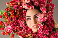Сторона состава женщины красоты с красными розами цветет венок на голове стоковое фото Сторона состава женщины красоты с красными розами цветет венок на голове стоковое фото