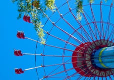 Стоя высокорослое колесо ferris над летом стоковое изображение rf Стоя высокорослое колесо ferris над летом стоковое изображение rf