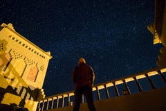 Стоящий человек смотря звездное небо на крыше kasbah в южном Марокко стоковое фото rf Стоящий человек смотря звездное небо на крыше kasbah в южном Марокко стоковое фото rf