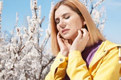 Страдание женщины от сезонной аллергии outdoors стоковое фото rf Страдание женщины от сезонной аллергии outdoors стоковое фото rf