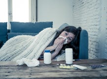 Страдать красивой женщины чихая от лежать чувства холода или аллергии ужасный на софе стоковое изображение Страдать красивой женщины чихая от лежать чувства холода или аллергии ужасный на софе стоковое изображение