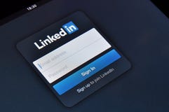 Страница имени пользователя Linkedin на экране iPad Яблока стоковое фото Страница имени пользователя Linkedin на экране iPad Яблока стоковое фото