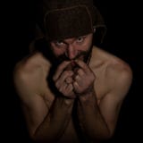 Странный русский человек при нагой торс и шерстяная шляпа делая различные знаки с ее руками Стоковая Фотография Странный русский человек при нагой торс и шерстяная шляпа делая различные знаки с ее руками Стоковая Фотография