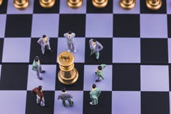 Стратегия плана ведущая успешной концепции бизнеса лидер Диаграмма бизнесмен миниатюрных людей малая стоя вокруг короля стоковая фотография Стратегия плана ведущая успешной концепции бизнеса лидер Диаграмма бизнесмен миниатюрных людей малая стоя вокруг короля стоковая фотография