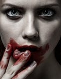 Страшная тема девушки и хеллоуина: портрет шальной девушки с кровопролитной стороной в студии стоковые фото Страшная тема девушки и хеллоуина: портрет шальной девушки с кровопролитной стороной в студии стоковые фото