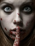 Страшная тема девушки и хеллоуина: портрет шальной девушки с кровопролитной стороной в студии стоковая фотография rf Страшная тема девушки и хеллоуина: портрет шальной девушки с кровопролитной стороной в студии стоковая фотография rf