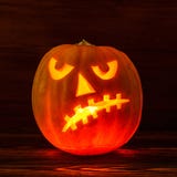 Страшная тыква хеллоуина на деревянной предпосылке Страшный накаляя фокус или обслуживание стороны Концепция тыквы хеллоуина на д стоковое изображение Страшная тыква хеллоуина на деревянной предпосылке Страшный накаляя фокус или обслуживание стороны Концепция тыквы хеллоуина на д стоковое изображение