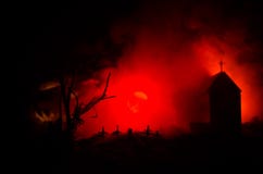 Страшный взгляд зомби на дереве кладбища мертвом, луне, церков и пугающем облачном небе с туманом, концепцией хеллоуина ужаса Стоковая Фотография RF Страшный взгляд зомби на дереве кладбища мертвом, луне, церков и пугающем облачном небе с туманом, концепцией хеллоуина ужаса Стоковая Фотография RF
