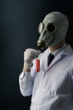 Страшный ученый в маске противогаза стоковые изображения rf Страшный ученый в маске противогаза стоковые изображения rf