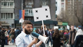 Стрельба на стрелке от мегафона Много людей на предпосылке в замедленном движении Стрельба на стрелке от мегафона Много людей на предпосылке в замедленном движении