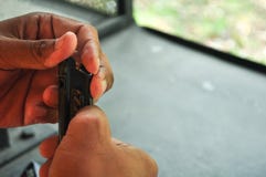 Стрельба с оружием на цели в стрельбище Конец вверх пули будучи положенным в патронную обойму стоковая фотография Стрельба с оружием на цели в стрельбище Конец вверх пули будучи положенным в патронную обойму стоковая фотография